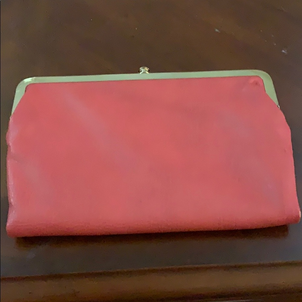 Coral magnetic close clutch